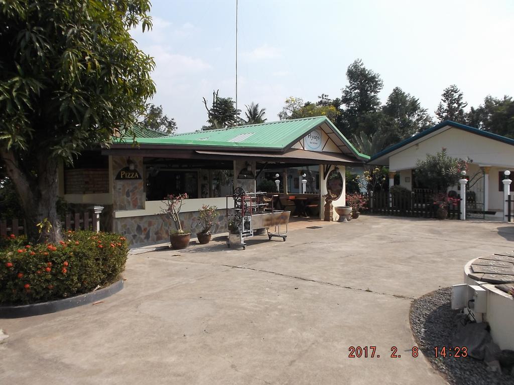 Ryans Resort Prasat Exteriör bild