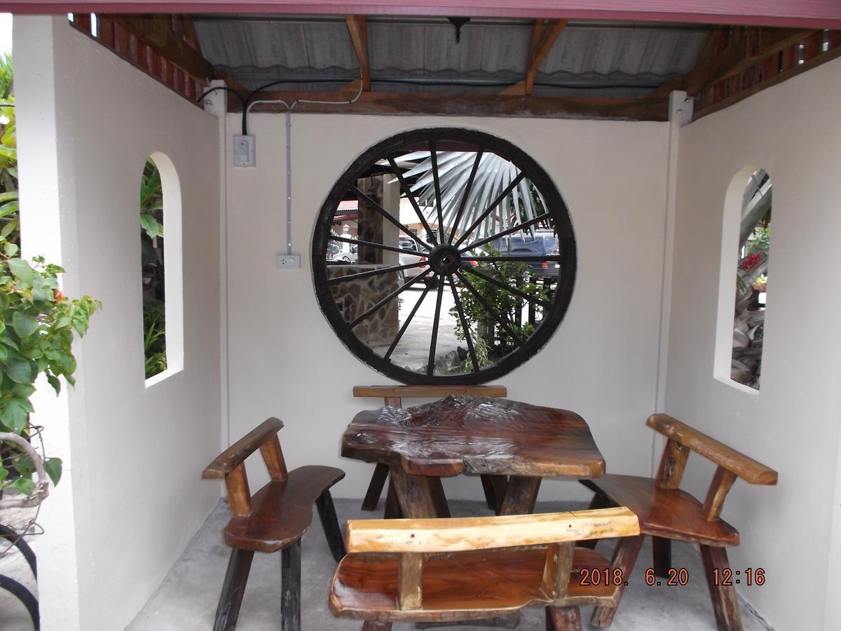 Ryans Resort Prasat Exteriör bild